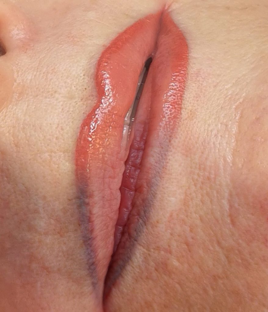 Correction d'un maquillage permanent des lèvres