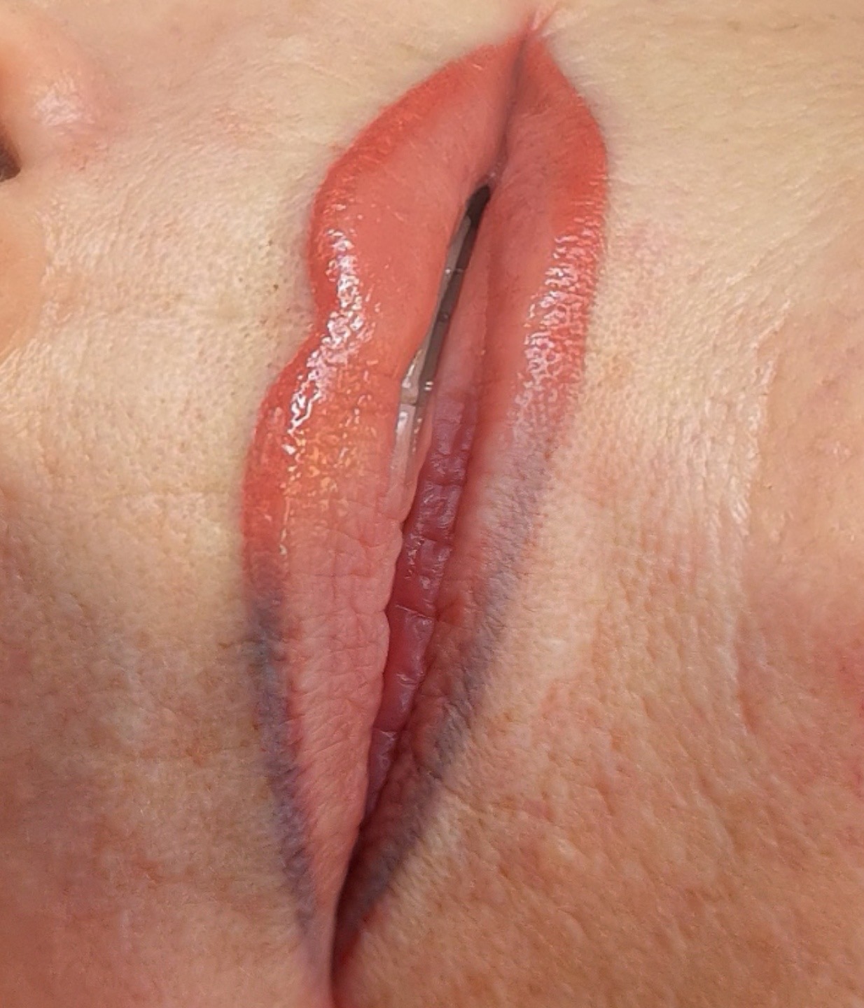 Correction d'un maquillage permanent des lèvres